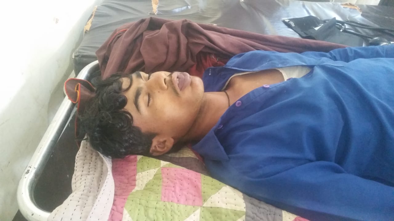 نوجوان جو پراسرار نموني وڻ مان ٽنگيل لاش هٿ