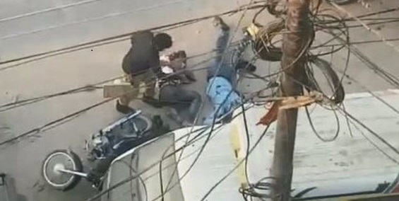 ٻن زخمي ڦورن کي گوليون هڻي قتل ڪندڙ اهلڪار گرفتار