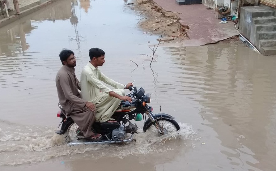 سنڌ جي مختلف شهرن ۾ گندو پاڻي نيڪال نه ٿيڻ خلاف احتجاج
