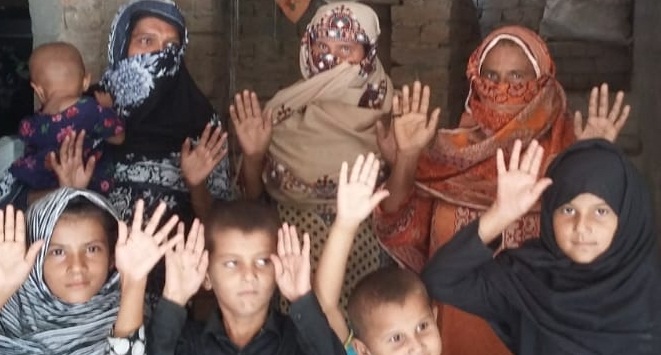 پلاٽ تي قبضي خلاف عورت جو ٻارڙن سان گڏ احتجاج