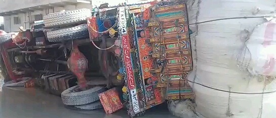 بُهه سان ڀريل ٽرڪ ڪلٽي، ڊرائيور زخمي، روڊ بند