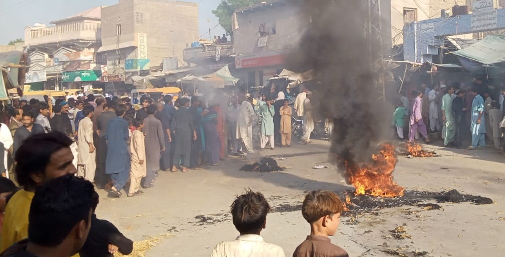 غير قانوني لوڊشيڊنگ خلاف احتجاج، ٽائرن کي باهيون