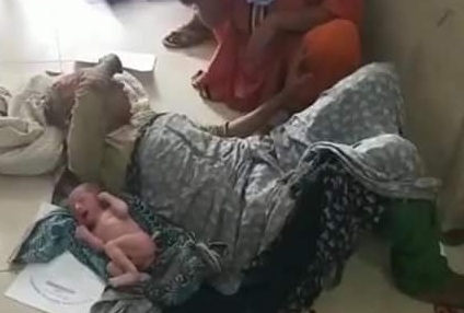 ڊاڪٽرن جي لاپرواهي عورت اسپتال جي دروازي تي ٻار ڄڻي ڇڏيو