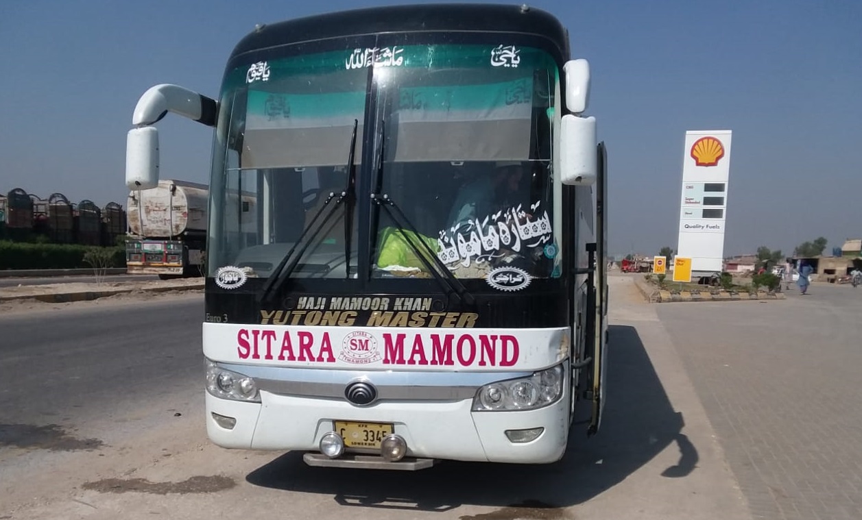 ڪوچ جو چنگچي کي ٽڪر 8 ڄڻا زخمي، هڪ جي حالت نازڪ