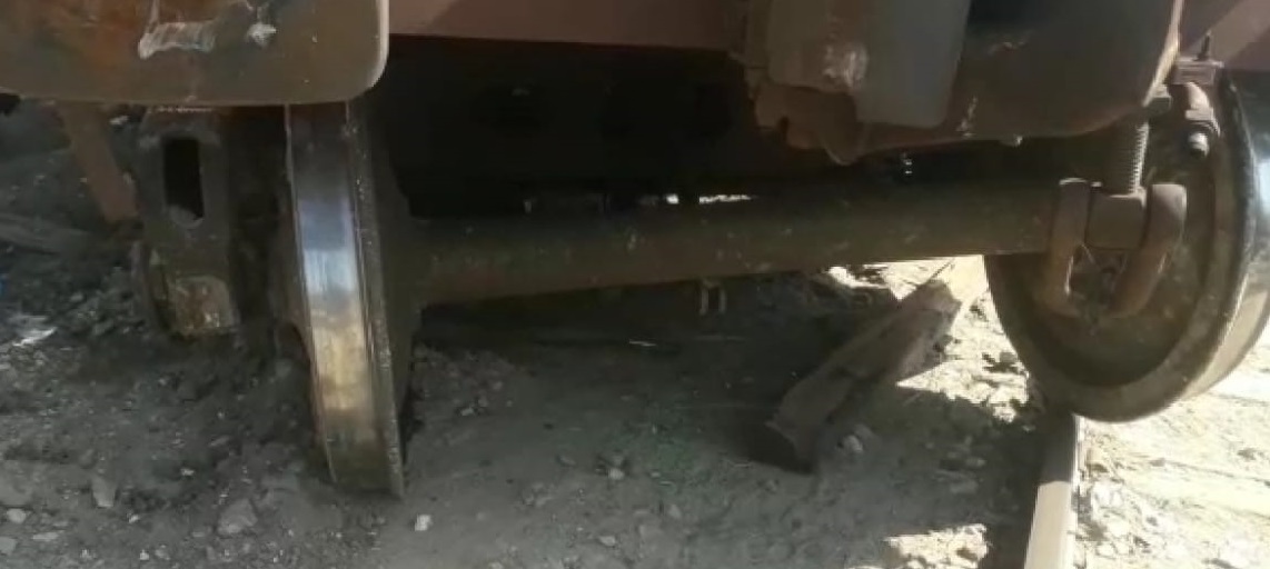 مال گاڏي جون 5 بوگيون پٽڙي تان لهي ويون،هڪ ٽريڪ معطل