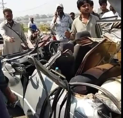 انڊس هاءِ وي تي مزدا ۽ ڪار ۾ ٽڪر، 4 ڄڻا زخمي