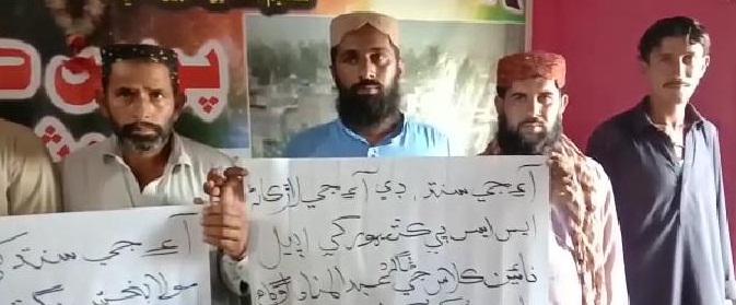 پوليس پاران 2 نوجوانن کي کنڀڻ خلاف وارثن جو احتجاج