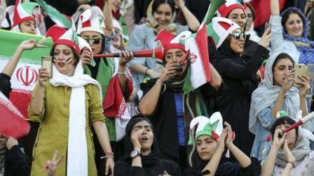 ايراني عورتن 40 سالن بعد اسٽيڊيم ۾ فٽبال ميچ ڏٺي