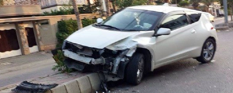 تيز رفتار ڪار فُٽ پاٿ مٿان چڙهي وئي، عورت سميت 2 ڄڻا فوت