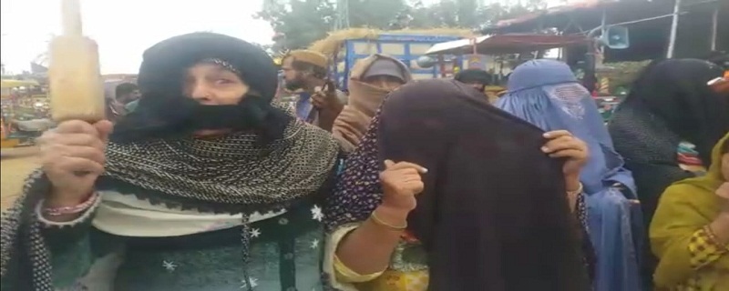 پريشر گهٽ ڇو؛ عورتن جو ويلڻ کڻي گيس آفيس جو گهيرو