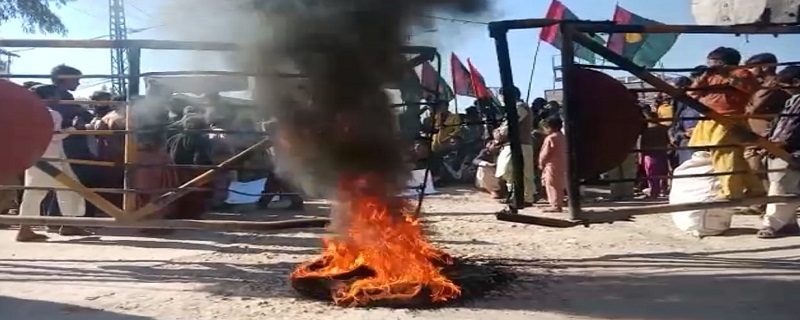 پيپلزيوٿ جو پوليس جي زيادتين خلاف احتجاج، ٽائرن کي باهيون