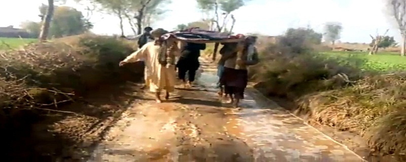 ڳوٺاڻا لاش گندي پاڻي مان گذاري قبرستان کڻي اچڻ تي مجبور