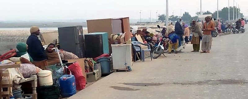 ڪينال متاثر سرديءَ ۾ کليل آسمان هيٺ امداد جا منتظر