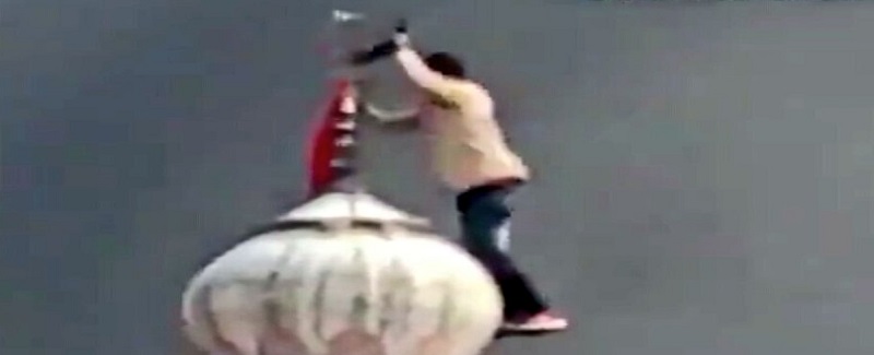 ڀارتي وڳوڙن ۾ 27 ماڻهو مري چڪا، مسجد تي حملو