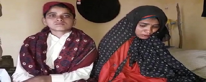 ننڍي عمر ۾ نڪاح ڪندڙ جوڙو هٿ، نڪاح پڙهائيندڙ مُلو فرار