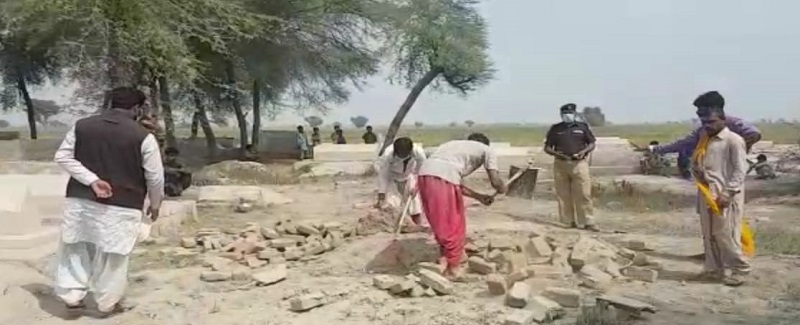 عدالتي حڪم تي قبر ڪشائي، جزا ورتا ويا