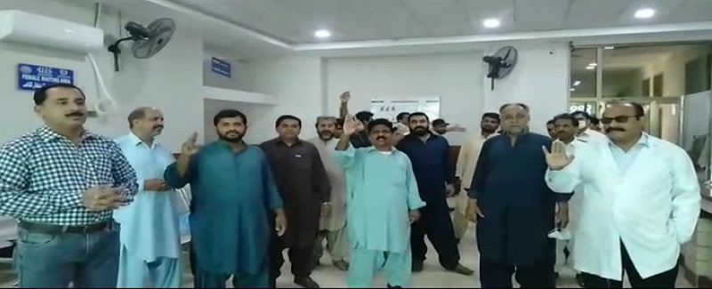 اسپتال عملي جو ڪورونا کان بچاءَ جي سامان ڏيڻ لاءِ احتجاج