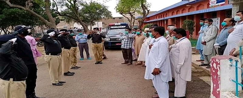 بنا ڪٽس ڪم ڪرڻ تي اسپتال عملي کي پوليس جي سلامي