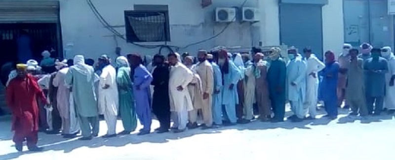 لاڪ ڊائون جي خلاف ورزي بئنڪن ٻاهران هجوم گڏ