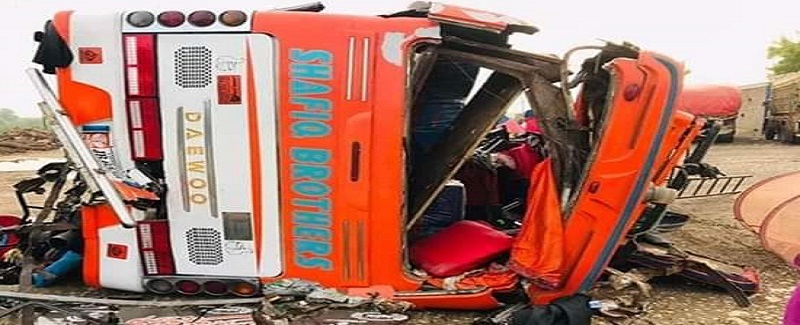 مانسهره ويندڙ ڪوچ ۽ ٽريلر ۾ خوفناڪ ٽڪر 6 فوت 22 زخمي
