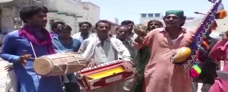 فنڪارن جو راڳ ڳائي احتجاج، لاڪ ڊائون کوليو بک ٿا مرون