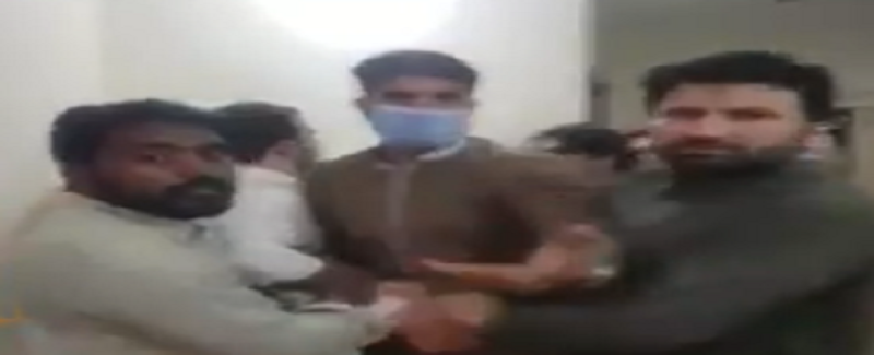 اوڌر نه ڏيڻ تان سينيٽر جي پٽن جو دوڪاندار کي ڪٽڪو