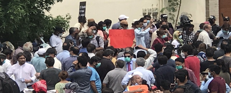 ڊفينس جي رهائشين جو ڪيس داخل ڪرڻ خلاف احتجاج