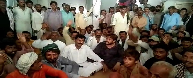 ميونسپل ملازمن جي ڪم ڇڏ هڙتال ۽ سي ايم او خلاف ڌرڻو