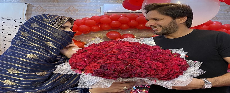 آفريدي جو شادي جي 20هين سالگرهه تي زال لاءِ تحفو