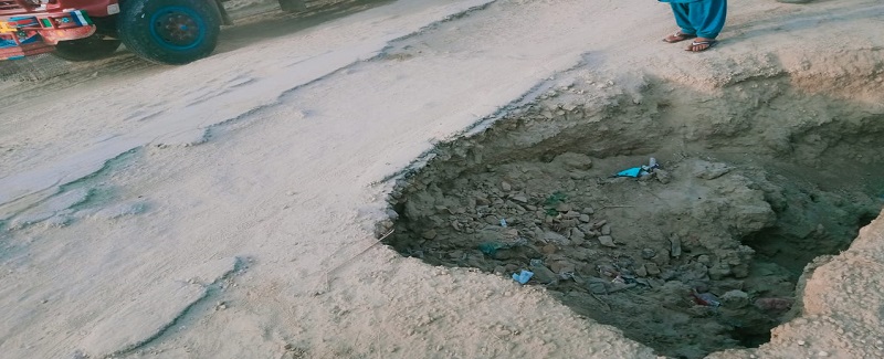 روڊ ۾ کڏا پئجي ويا، خلق پريشان، روڊ جي مرمت ڪرايو