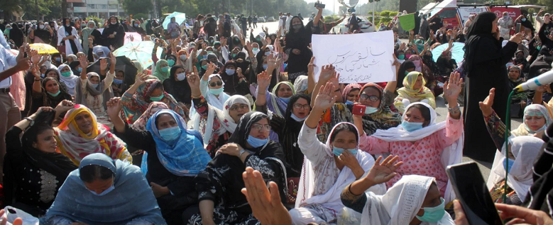 مهانگائي ۾ واڌ خلاف ۽ پگهار وڌائڻ لاءِ پارليامينٽ آڏو ڌرڻو