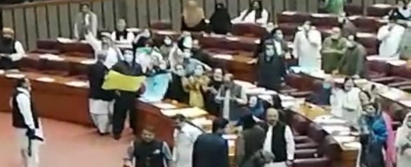 قومي اسمبلي ۾ اپوزيشن جو هنگامو، گو نيازي گو جا نعرا