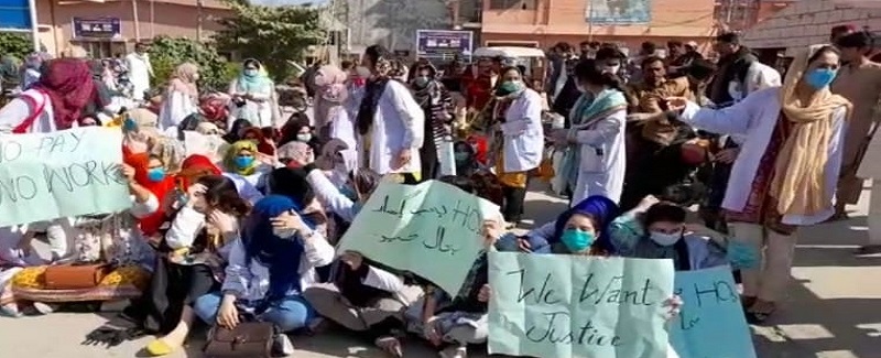 پگهارون نه ملڻ خلاف ڊاڪٽرن جو احتجاج