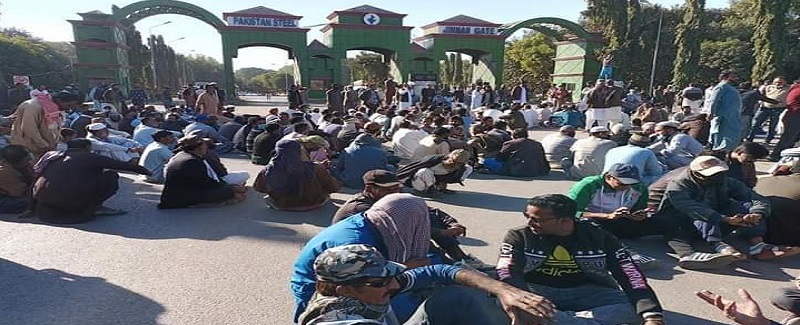 جبري برطرف ڪيل ملازمن جو اسٽيل ملز آڏو ڌرڻو