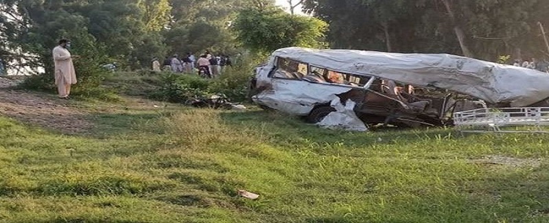 مسافر وين کاهي ۾ ڪري پئي5 فوت 8زخمي