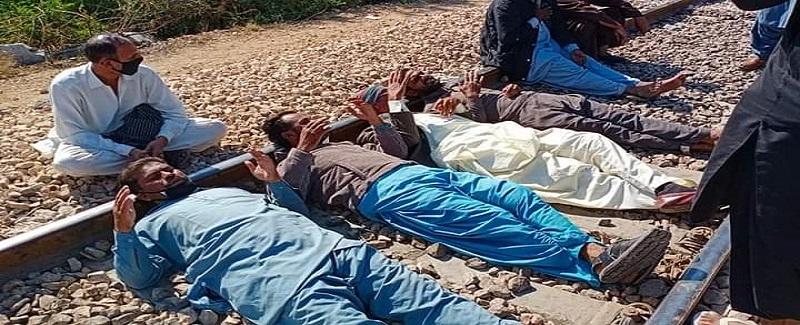 جبري برطرفين خلاف اسٽيل مل ملازمن جو ريلوي پٽڙي تي ڌرڻو