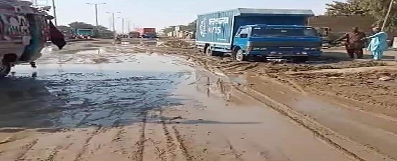 چونڊيل نمائندن  جي لاپرواهي سبب شهر ڪچري جو ڍير ۽ روڊ تلاءَ