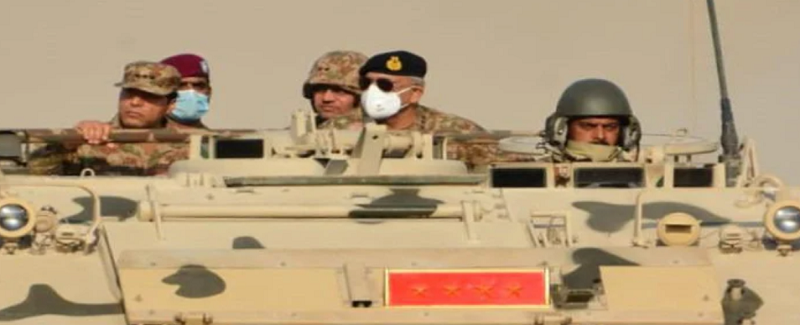 آرمي چيف پاران ڇور ۾ جاري جنگي مشقن جو معائنو