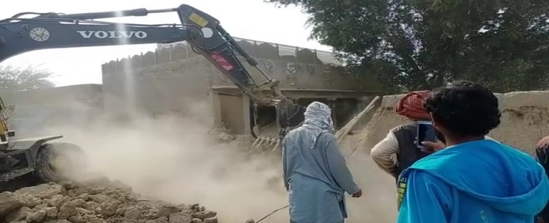 قبضن خلاف ڪاروائي، متاثرن جو هاءِ وي تي ڌرڻو