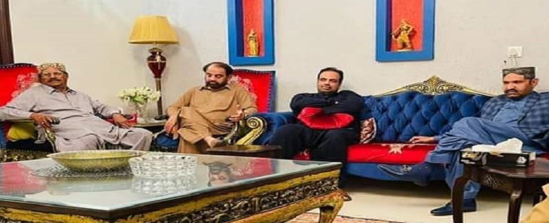 ڇا ڪريون؟ علي گوهر مهر جا ساٿين سان مشورا