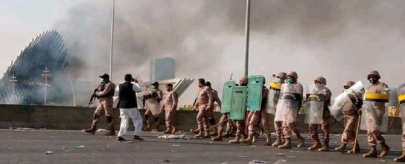 بحريه ٽائون آڏو ڌرڻو ختم،ڀڃ ڊاھھ،باھيون،  مظاهرين تي شيلنگ