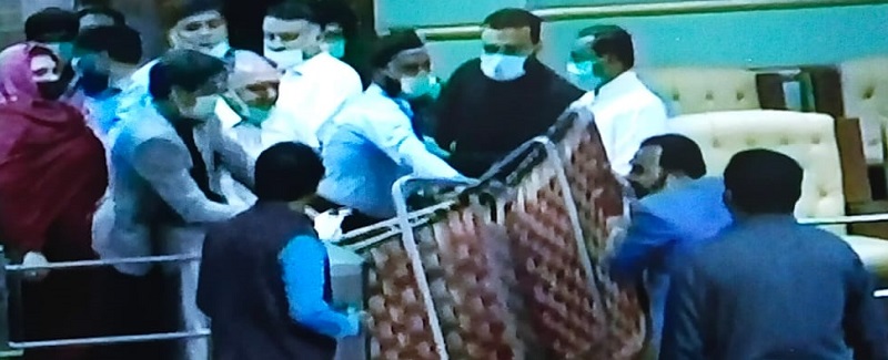 اپوزيشن وارا کٽ ۽ بسترا کڻي اجلاس ۾ پهچي ويا، هنگامو