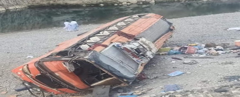 خضدار ۾ مسافر ڪوچ اونڌي 23 فوت ڪيترائي زخمي
