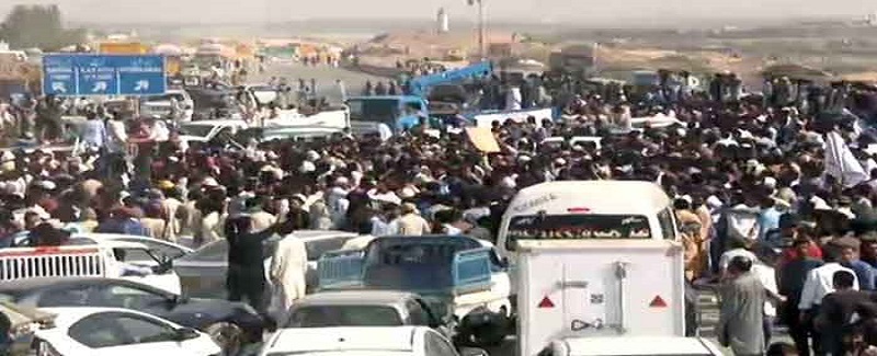 بحريه ٽائون آڏو ڌرڻي لاءِ نڪتل قافلن جي رستا روڪ