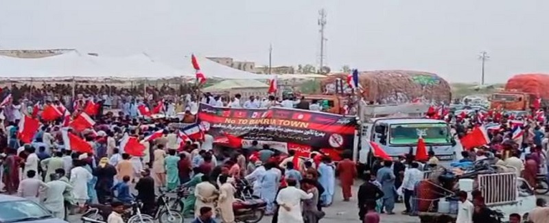 وسندين تي قبضي خلاف بحريه ٽائون گيٽ آڏو ڌرڻو