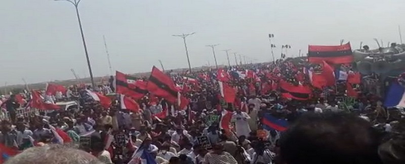 بحريه ٽائون ڌرڻو،پوليس پاران مظاهرين مٿان شيلنگ