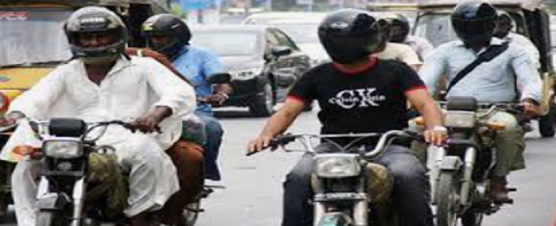 ڪراچي ۾ هيلمٽ نه پائڻ خلاف وٺ پڪڙ شروع