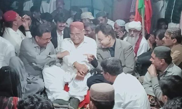 پوليس ۽ ڌرڻي وارن ۾ ڳالهيون ڊيڊ لاڪ جو شڪار، روڊ بند