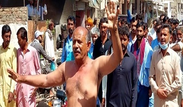 وڏيرو چوي ٿو زمين وڪرو ڪر، آبادگارن جو احتجاج