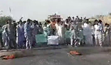 پيئڻ جو پاڻي ڏيو، مٺي ۾ شهرين جو مظاهرو